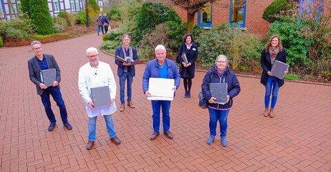 Heiner Wittrock (M.) übergab seinen umfangreichen Akten- und Fotobestand zur Geschichte der KRH Psychiatrie Wunstorf und ihrer Vorläufereinrichtungen an die Einrichtung. (v. l.) Klaus Fesche (Stadtarchivar Wunstorf), Michael Siemens (Betreuer der historischen Sammlung der KRH Psychiatrie), Andreas Tänzer, Vorsitzender des Fördervereins „Psychiatrie bewegt“ und Chefarzt der Klinik für Forensische Psychiatrie und Psychotherapie, Prof. Dr. Iris Tatjana Graef-Calliess, Ärztliche Direktorin der KRH Psychiatrie Wunstorf, Siglinde Knobloch, ehemalige Gesundheits- und Krankenpflegerin am Standort und Tochter des Gründers der historischen Sammlung, Otto Lapp, Fabienne Führmann, Psychologin in der Allgemeinpsychiatrischen Institutsambulanz am KRH Klinikum Wunstorf.