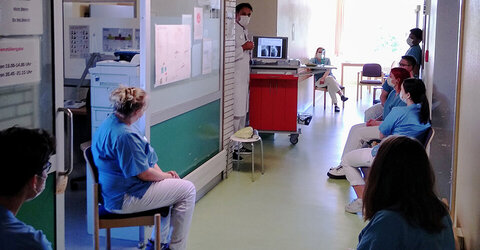 Auf einer leeren Station im KRH Klinikum Neustadt am Rübenberge lernen Auszubildende der KRH Akademie von den unterschiedlichen Berufsgruppen im Krankenhaus in Vorträgen und bei der Arbeit mit Modellen pflegerisches, therapeutisches, medizinisches und pharmazeutisches Fachwissen.