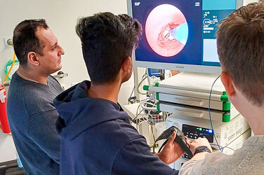 Übungen an Schweinehaut, Schweinetrachea und mit Fakeblut bei den Hannover Thorakale Endoskopie-Tagen 2025.