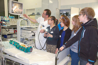 Krankenpfleger Sven Richter erklärt Schülerinnen und Schüler im KRH Klinikum Siloah die Funktionsweise eines Endoskops.
