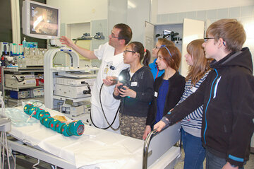 Krankenpfleger Sven Richter erklärt Schülerinnen und Schüler im KRH Klinikum Siloah die Funktionsweise eines Endoskops.