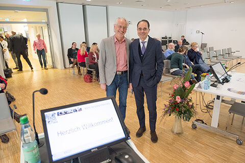 Prof. Dr. Ahmed Madisch (r.) begrüßt den ersten Referenten des Internistentages 2018, Prof. Dr. Bernd Schönhofer.