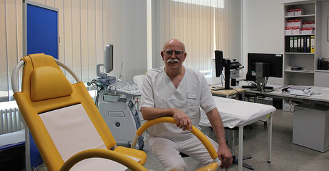 So kennt man ihn: Dr. Hubert K. Sommer mit einem Lächeln am Arbeitsplatz in der Klinik für Frauenheilkunde und Geburtshilfe am Klinikum Region Neustadt am Rübenberge.