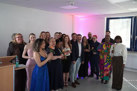 Die Operationstechnischen-Assistenz-, Pflege- und Physiotherapiekurse haben es geschafft! 