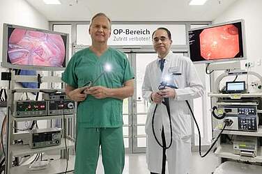 Sie und ihre Teams zeigen die Möglichkeiten der modernen Diagnostik- und Therapie-methoden am Magen-/Darmtag im KRH Klinikum Siloah, am 18. März 2017: Prof. Dr. Thomas Moesta, Chefarzt der Klinik Klinik für Allgemein-, Viszeral- und minimalinvasive Chirurgie und Prof. Dr. Ahmed Madisch, Chefarzt der Klinik für Gastroenterologie, interventionelle Endoskopie, Diabetologie und Akutgeriatrie.