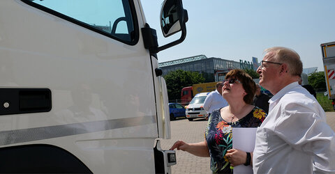 Dirk Schneider von Volvo Trucks zeigt Inge Schweinebraten die Funktionsweise des Abbiegeassistenten in den neuen LKWs. Sensoren übertragen Bilder aus dem toten Winkel auf einen Monitor in der Fahrerkabine.