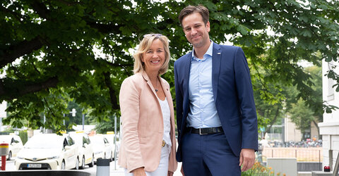 Bekanntes Gesicht und eine neue Funktion. KRH Geschäftsführerin Finanzen Barbara Schulte gratuliert Markus Wolf zum Karriereschritt innerhalb des Konzerns und zur neuen Position als Kaufmännischer Direktor am KRH Klinikum Nordstadt.