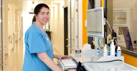 Mobil und vernetzt: Pflegekraft Nadine Fauth am digitalen Pflegewagen im KRH Klinikum Robert Koch Gehrden.