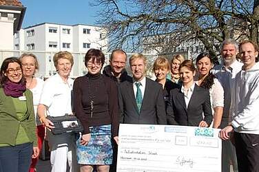 Mitarbeiter der Palliativstation um Dr. Sosada (2. v. r.) und die Spender von „beneFit“ um Sebastian Grondey (r.)