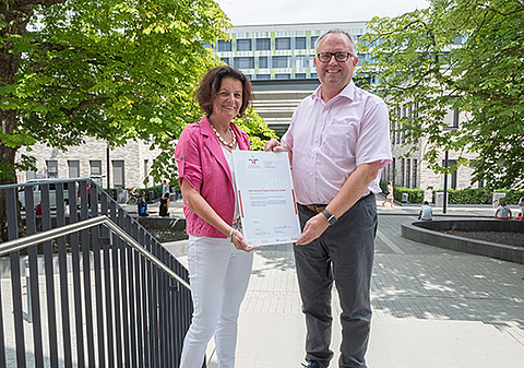 Sagen Dank an alle Beteiligten im Klinikum Region Hannover (KRH), die die erneute Zertifizierung als Familien-freundliches Unternehmen möglich gemacht haben: Cornelia Rose, Betriebliches Gesundheitsmanagement, und Geschäftsführer Michael Born.