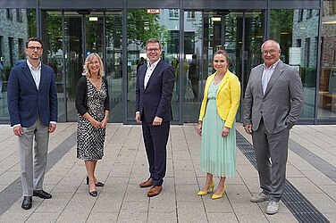 Jahresabschluss 2025 Zuversicht nach einem Geschäftsjahr 2025 mit deutlich verbesserten Ergebnissen (von links): David Matrai (stv. KRH Aufsichtsratsvorsitzender), Barbara Schulte (KRH Geschäftsführerin Finanzen und Infrastruktur), Torben Klant (KRH Aufsichtsratsvorsitzender), Dr. Georgia Borttscheller (KRH Geschäftsführerin Personal) und Dr. Matthias Bracht (KRH Geschäftsführer Medizin).