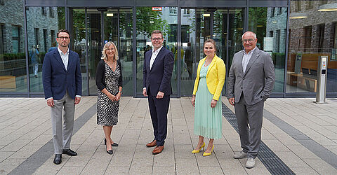 Zuversicht nach einem Geschäftsjahr 2025 mit deutlich verbesserten Ergebnissen (von links): David Matrai (stv. KRH Aufsichtsratsvorsitzender), Barbara Schulte (KRH Geschäftsführerin Finanzen und Infrastruktur), Torben Klant (KRH Aufsichtsratsvorsitzender), Dr. Georgia Borttscheller (KRH Geschäftsführerin Personal) und Dr. Matthias Bracht (KRH Geschäftsführer Medizin).  