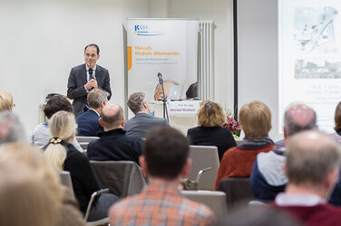 Prof. Dr. med Ahmed Madisch begrüßt die zahlreichen Gäste im neuen Konferenzzentrum.