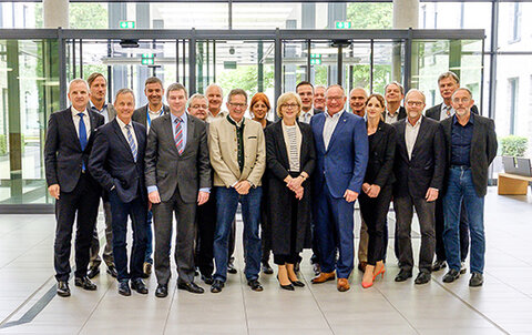Die Professionalisierung der akg schreitet voran. Auf dem jüngsten Treffen des Vorstands mit den Arbeitskreisleitern konnte Dr. Matthias Bracht, akg Vorstandsvorsitzender (Klinikum Region Hannover) (7. v. r.), den neuen Geschäftsführer Helmut Schüttig (2. v. r.) vorstellen. Bei dem Arbeitstreffen waren Krankenhausgeschäftsführungen aus ganz Deutschland und die Leiter der spezialisierten Arbeitskreise der akg, die ihre jeweiligen Jahresberichte vorstellten. 