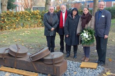 Denkmal vor der Klinik: Matthias Nowack, Dr. Sebastian Stierl, Birgit Krukemeier, Almut Breuste und Dr. Stefan Mohr (v.l.).