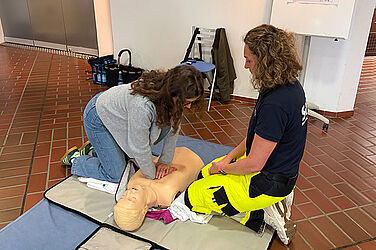 Franziska Friedrich (r.), Notärztin im KRH Klinikum Nordstadt, leitet eine Besucherin bei der Herzdruckmassage an.