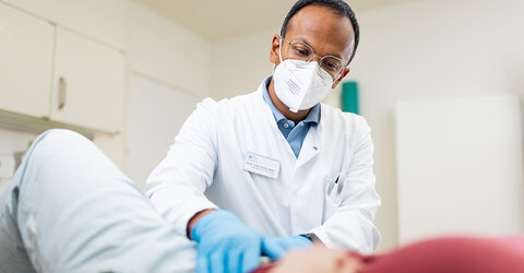 PD Dr. Sudip Kundu behandelt eine Patientin