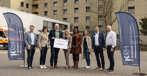 Bescheidübergabe vor dem Bettenhaus des KRH Klinikum Neustadt am Rübenberge (von links): Dominic Herbst (Bürgermeister von Neustadt am Rübenberge), Ute Lamla (stellvertretende Regionspräsidentin), Christian Meyer (Niedersächsischer Minister für Umwelt, Energie und Klimaschutz), Barbara Schulte (KRH Geschäftsführerin Finanzen und Infrastruktur), Djenabou Diallo Hartmann (Landtagsabgeordnete), Sinja Münzberg (Aufsichtsratsmitglied KRH und Mitglied der Regionsversammlung), Markus Wolf (Geschäftsführender und Kaufmännischer Direktor des KRH Klinikum Neustadt am Rübenberge) und Frank Dödtmann (Energiemanagementbeauftragter des KRH).