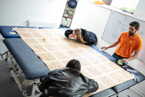 Gegenstände nur mit der Lungenkraft bewegen.