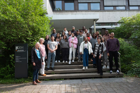 v. l.: Claudia Schmitz, Teamleitung der Pflegeausbildung, Martina Vergin, Kursleitung des Kurses 04.25.1 und die Auszubildenden des Kurses 04.25.1