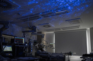 Eine Zimmerdecke wird zum Lichtspiel: Die Sternenlichtprojektoren im Einsatz auf der Intensivstation des KRH Klinikum Robert Koch Gehrden.
