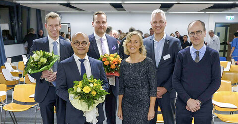 Herzlich willkommen in den neuen Positionen hieß es für (v. l.) Prof. Dr. Jochen Wedemeyer, Ärztlicher Direktor am KRH Klinikum Robert Koch Gehrden, Dr. Michael Maringka, Chefarzt der Klinik für Gefäß- und Endovaskularchirurgie, Dr. Heiko Aselmann, Chefarzt der Klinik für Allgemein- und Viszeralchirurgie. Begrüßt wurden sie von Barbara Schulte, KRH Geschäftsführerin Finanzen und Infrastruktur, Manfred Glasmeyer, Kaufmännischer Direktor in Gehrden und Georgios Dentsikas, Pflegedirektor in Gehrden.