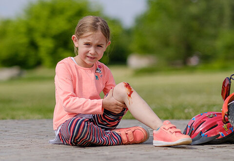 Schmerz lass nach! Sofi, bald 7, ist das Covergirl der neuen CURA.
