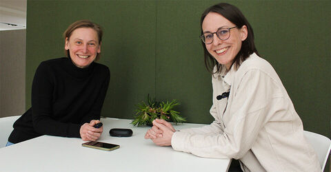 Gute Stimmung bei der Aufzeichnung: Podcast-Host Kristina Quakulinsky (l.) vom Fachbereich Jugend der Region Hannover mit Dr. Annelie Hintzen, Fachärztin für Psychiatrie und Psychotherapie an der KRH Psychiatrie Langenhagen.