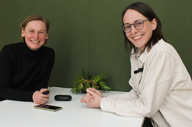 Gute Stimmung bei der Aufzeichnung: Podcast-Host Kristina Quakulinsky (l.) vom Fachbereich Jugend der Region Hannover mit Dr. Annelie Hintzen, Fachärztin für Psychiatrie und Psychotherapie an der KRH Psychiatrie Langenhagen.