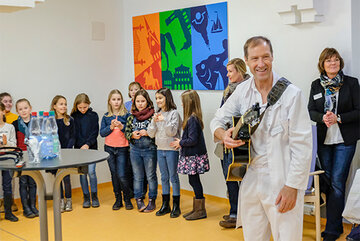 Kinder, Kunstwerk, Conférencier: Musikalische Vernissage auf der Geriatrie-Station.