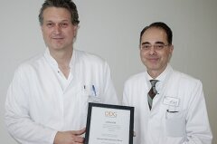 Dr. Dirk Sommer und Prof. Dr. Ahmed Madisch (v.l.) mit Urkunde.