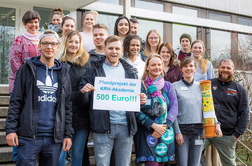 Über 500 Euro sammelten engagierte Schülerinnen und Schüler der KRH Akademie für das Pfandprojekt unter der Leitung der Pflegepädagogin Kathleen Schönbach (untere Reihe, dritte von rechts).