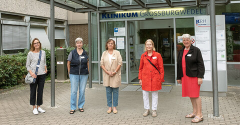 Ein Gruppenfoto des Besuchsdienstes vor dem KRH Klinikum Großburgwedel