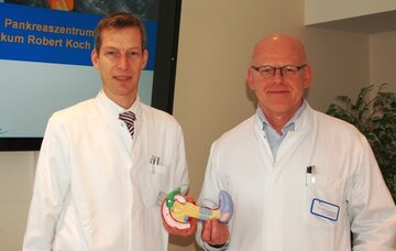 PD Dr. Jochen Wedemeyer und Dr. Martin Memming (v. l.) mit dem Modell einer Bauchspeicheldrüse