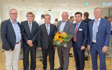 PD Dr. Dr. Martin Müller (3. v. l.) im Kreise seiner Gratulanten: Michael Born, KRH Geschäftsführer Personal, Prof. Dr. Lothar Kanz, Ärztlicher Direktor am Uniklinikum Tübingen, Dr. Matthias Bracht, KRH Geschäftsführer Medizin, Tomislav Gmajnic, Kaufmännischer Direktor KRH Klinikum Siloah sowie Prof. Dr. Thomas Moesta, Ärztlicher Direktor KRH Klinikum Siloah (v. l.).
