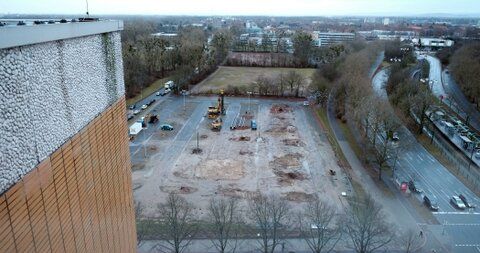 Blick auf die Verdachtsstelle: Hier wird eine vierstöckige, etwa 35 Meter lange Sicherheitswand aus Containern das KRH-Klinikum Siloah am Sonntag, 26. März vor möglichen Risiken schützen. Der Aufbau dieser Wand ermöglicht, dass nur die Räume evakuiert werden müssen, die eine Außenwand zur Verdachtsstelle haben. Davon betroffen sind 50 Patientenzimmer, zwei OP-Säle und mehrere Diensträume.