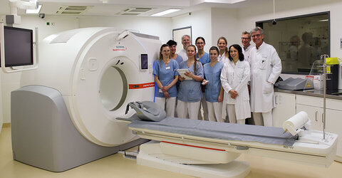 Gruppenbild am neuen High-End-Gerät von Siemens Healthineers im KRH Klinikum Robert Koch Gehrden (v. l.): Angela Frick, Medizinische Technologin für Radiologie (MTR), Angela Frank, Leitende MTR, Prof. Dr. Marc W. Merx, Chefarzt der Klinik für Herz- und Gefäßkrankheiten und Internistische Intensivmedizin, Rabea Büker, MTR, Anna Isabell Pförtner, MTR, Natalia Czachorowski, MTR, Simone Meyer, Oberärztin, Dr. Franziska Peters, Oberärztin, Prof. Dr. Jochen Wedemeyer, Ärztlicher Direktor und Chefarzt der Klinik für Innere Medizin und Dr. Götz Voshage, Chefarzt Diagnostische und Interventionelle Radiologie am KRH Klinikum Robert Koch Gehrden.
