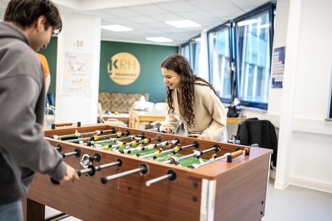 Ein lockeres Spiel im sogenannten "Wohnzimmer" der Auszubildenden.