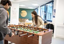 Ein lockeres Spiel im sogenannten "Wohnzimmer" der Auszubildenden.