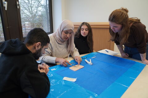 Fäden ziehen beim Bildungssymposium in der KRH Akademie