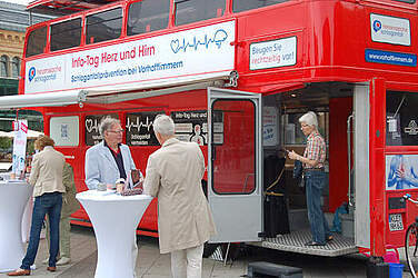 Der Schlaganfall-Infobus auf dem Ernst-August-Platz.