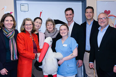 Von links nach rechts: Cordula Drautz, Dezernentin für Finanzen und Digitalisierung der Region Hannover, Ortrud Wendt, Bürgermeisterin von Burgwedel, Serena Spitzner, Teamleitung Standesamt, Andrea Stroker, Leitung des Ordnungs- und Sozialamts, Jantje Blume, Hebamme am KRH Klinikum Großburgwedel, Daniel Ewert-Schönstein, Senior-IT-Projektleiter des KRH Klinikum Region Hannover, Dr. Tim Kaufeld, Geschäftsführender Kaufmännischer und Ärztlicher Direktor des KRH Klinikum Großburgwedel, Dr. Christian Herrmann, Geschäftsbereichsleitung Digitale Medizin am KRH. Foto: KRH Klinikum Region Hannover