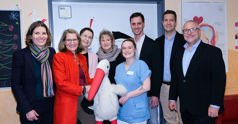 Von links nach rechts: Cordula Drautz, Dezernentin für Finanzen und Digitalisierung der Region Hannover, Ortrud Wendt, Bürgermeisterin von Burgwedel, Serena Spitzner, Teamleitung Standesamt, Andrea Stroker, Leitung des Ordnungs- und Sozialamts, Jantje Blume, Hebamme am KRH Klinikum Großburgwedel, Daniel Ewert-Schönstein, Senior-IT-Projektleiter des KRH Klinikum Region Hannover, Dr. Tim Kaufeld, Geschäftsführender Kaufmännischer und Ärztlicher Direktor des KRH Klinikum Großburgwedel, Dr. Christian Herrmann, Geschäftsbereichsleitung Digitale Medizin am KRH. Foto: KRH Klinikum Region Hannover