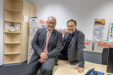 Auf zu neuen Ufern: Dr. Matthias Bracht (l.), KRH Geschäftsführer Medizin, begrüßt Dr. Stefan-M. Bartusch im Unternehmen. Bartusch leitet von April 2018 an die Klinik für Psychiatrie und Psychotherapie in der KRH Psychiatrie Langenhagen. Die Umzugskisten sind bereits gepackt. Die KRH Geschäftsführung sitzt ab dem Jahreswechsel in der Stadionbrücke 6 in Hannover.