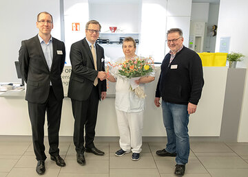 Michael Schmitt, Geschäftsführender Direktor des KRH Klinikums Siloah (Mitte links), dankte zusammen mit Klaus Reneberg, Pflegedienstleitung Siloah (rechts) und Manuel Demes, Verwaltungsleiter Siloah, Andrea Stelz, Servicemitarbeiterin Siloah, für Ihr vorbildliches Verhalten und der Verhinderung eines erneuten Diebstahls.