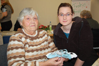 Jeannine Langfort bastelt mit der Patientin Irmgard Faupel Weihnachtssterne.