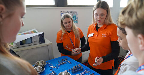 Eine Auszubildende an der KRH Akademie zeigt den Kindern und Jugendlichen beim Zukunftstag, wofür die verschiedenen OP-Instrumente genutzt werden. 