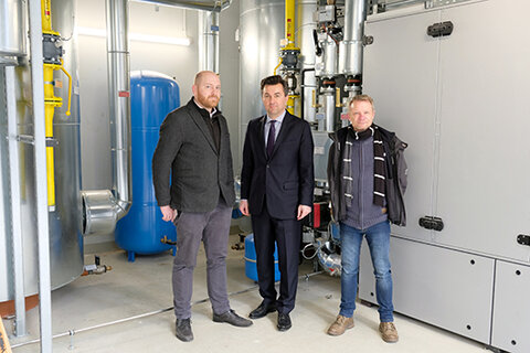 Freuen sich über das neue Blockheizkraftwerk im KRH Klinikum Nordstadt: Tomislav Gmajnic, Kaufmännischer Direktor (Mitte), Frank Dödtmann, Teamleiter Mess-, Steuerungs- und Regelungstechnik im Bereich KRH-Facility Management (links) und Projektleiter Ralf Dammann.