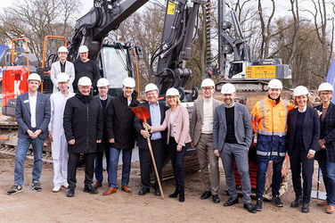 Strahlende Gesichter beim heutigen symbolischen Spatenstich in Gehrden (von links):   Markus Wolf (Geschäftsführender Direktor und Kaufmännischer Direktor), Prof. Dr. Jochen Wedemeyer (Ärztlicher Direktor), Dr. Matthias Bracht (KRH Geschäftsführer Medizin), Christopher Grimble (Geschäftsfeldleiter Architektur Sweco GmbH), Steffen Krach (Regionspräsident und Vorsitzender des KRH Aufsichtsrats), Dr. Andreas Philippi (Niedersächsischer Minister für Soziales, Arbeit, Gesundheit und Gleichstellung), Barbara Schulte (KRH Geschäftsführerin Finanzen und Infrastruktur), Tom Buge (stv. Bereichsleiter Krankenhausneubau und Projektleiter KRH), Heinz Osterhage (Projektsteuerung BOS Projektmanagement GmbH), Sten Schwermer (Architekt und Oberprojektleiter), Karin Moesta (Bereichsleiterin Krankenhausneubau KRH) und Sandra Pick (Pflegedienstleitung).  Obere Reihe (auf dem Bagger von links): Malte Losert (Bürgermeister Gehrden) und Holger Dorl (Leitung Stabsstelle Kaufmännische Direktion KRH Klinikum Robert Koch Gehrden).     Credit: KRH Klinikum Region Hannover