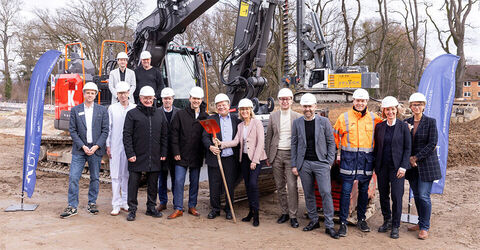 Strahlende Gesichter beim heutigen symbolischen Spatenstich in Gehrden (von links): Markus Wolf (Geschäftsführender Direktor und Kaufmännischer Direktor), Prof. Dr. Jochen Wedemeyer (Ärztlicher Direktor), Dr. Matthias Bracht (KRH Geschäftsführer Medizin), Christopher Grimble (Geschäftsfeldleiter Architektur Sweco GmbH), Steffen Krach (Regionspräsident und Vorsitzender des KRH Aufsichtsrats), Dr. Andreas Philippi (Niedersächsischer Minister für Soziales, Arbeit, Gesundheit und Gleichstellung), Barbara Schulte (KRH Geschäftsführerin Finanzen und Infrastruktur), Tom Buge (stv. Bereichsleiter Krankenhausneubau und Projektleiter KRH), Heinz Osterhage (Projektsteuerung BOS Projektmanagement GmbH), Sten Schwermer (Architekt und Oberprojektleiter), Karin Moesta (Bereichsleiterin Krankenhausneubau KRH) und Sandra Pick (Pflegedienstleitung). Obere Reihe (auf dem Bagger von links): Malte Losert (Bürgermeister Gehrden) und Holger Dorl (Leitung Stabsstelle Kaufmännische Direktion KRH Klinikum Robert Koch Gehrden). Credit: KRH Klinikum Region Hannover